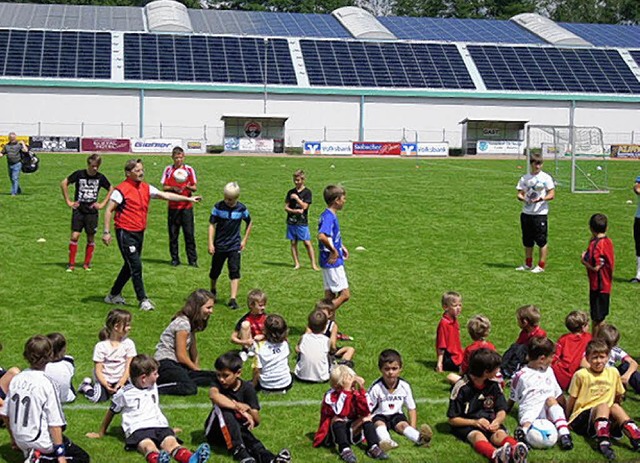 Auf dem Sportplatz tummelten sich die kleinen Ballfreunde.  | Foto: Theresa Eh