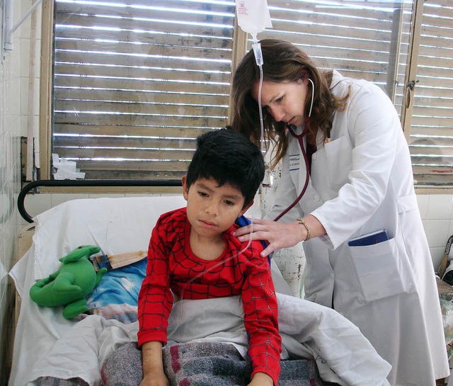 Laura Schrrs behandelt einen jungen Patienten   | Foto: Grzanna