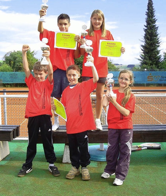 Urkunden und Pokale gab es fr die erfolgreichen jungen Tennisspieler.  | Foto: Norbert Kriegl