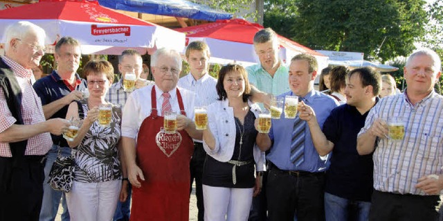 Die Ehrengste stieen mit  Brgermeister Johann Gerber auf das Dorffest an.  | Foto: Roland Vitt