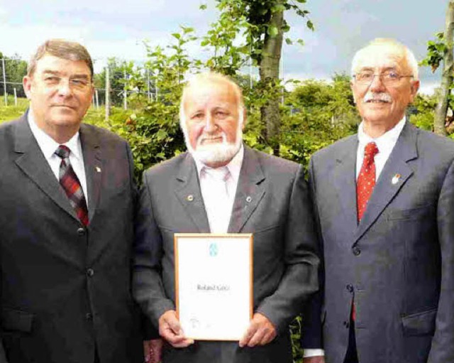 Roland Gtz,  flankiert vom ZDRK Prsi...erbandes Baden, Oskar Leicht (rechts).  | Foto: Privat