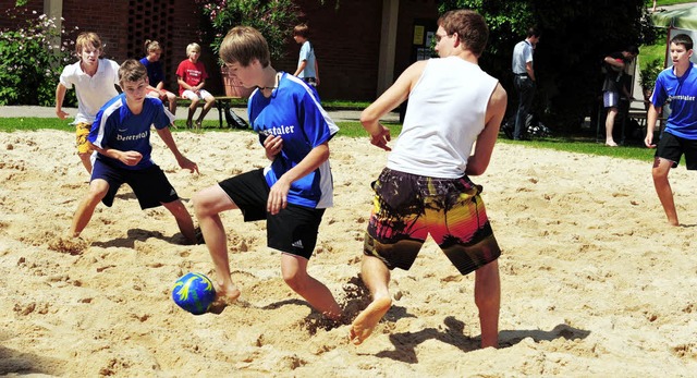 Trotz schweren Gelufs &#8211;  Kicken...h-Soccer im Terrassenbad richtig Spa.  | Foto: Axel Fleig