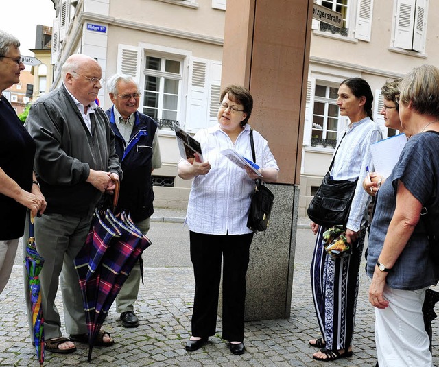 Doris Kronawitter bewies: Stadtfhrungen knnen sehr unterhaltsam sein.  | Foto: Axel Fleig