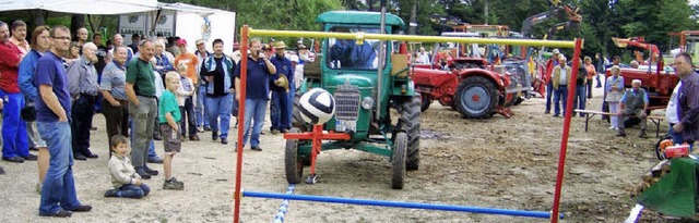 Auch dieses Jahr zog das traditionelle... fand das Torwandschieen per Bulldog.  | Foto: Rolf-Dieter Kanmacher