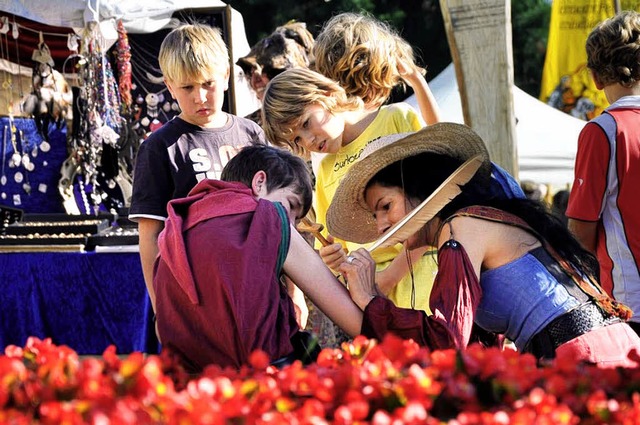 Tattoo mit Feder: Fr die Kinder war d... der Hauptattraktionen im Ritterlager.  | Foto: Stdfan Merkle