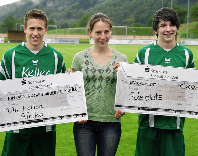 Spendenbergabe fr die Afrikahilfe un...Tobias Welte, Sandra Boos, Dany Jost.   | Foto: Steinfelder