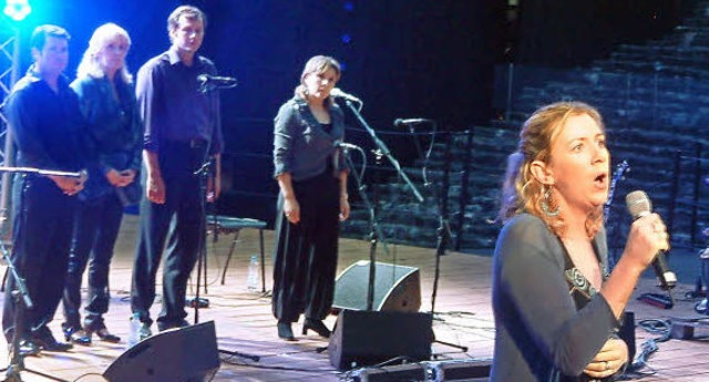 Keltische Stimmen: Murieann Nic Amblao...n und Annie Ebrel (hinten von links).   | Foto: Frey
