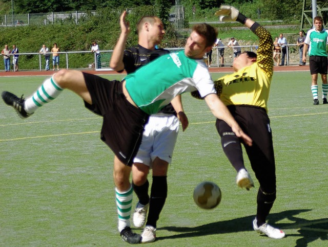 Gestrauchelt: Ralf Kiefer (grn, FC Ze... Vorsprung nicht ber die Zeit retten   | Foto: Felix Held