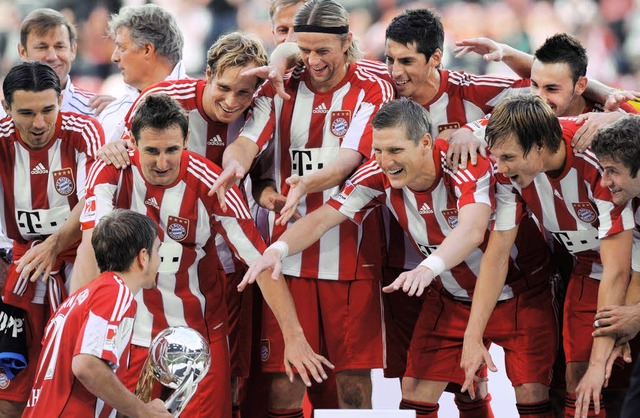 Schon wieder ein Pokal: Philipp Lahm und Co. feiern den Sieg im Supercup.  | Foto: afp