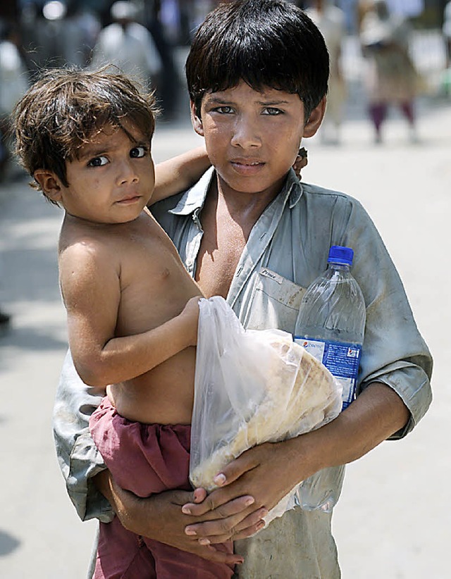 Diese Kinder haben etwas Brot und Wasser ergattern knnen.  | Foto: afp