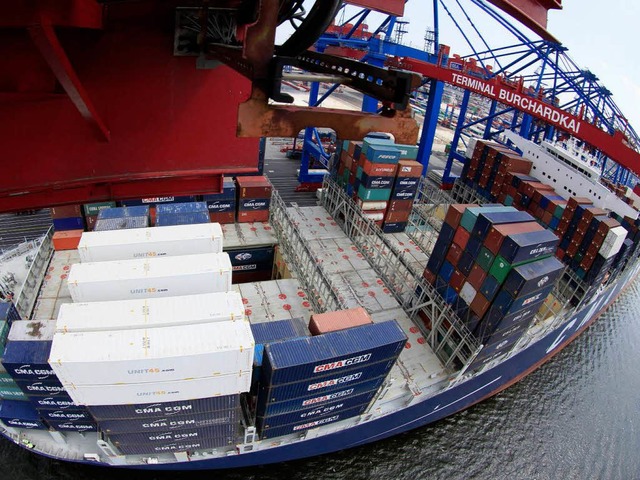 Viel Platz fr viele Waren: ein 365 Me...s Containerschiff im Hamburger Hafen.   | Foto: ddp