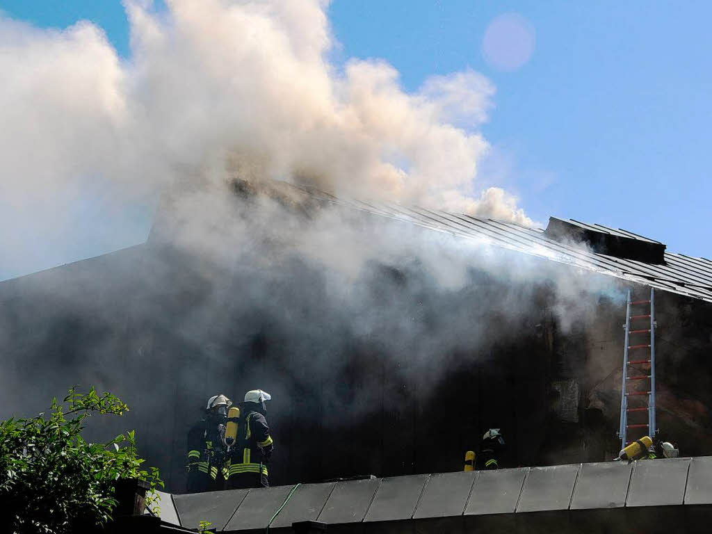 Die Feuerwehr bekämpft den Brand in der Schopfheimer Stadthalle Die Feuerwehr bekämpft den Brand in der Schopfheimer Stadthalle