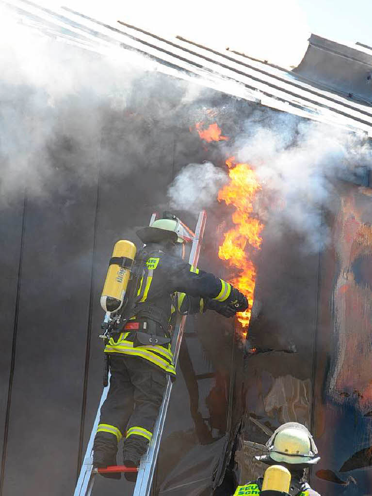 Die Feuerwehr bekämpft den Brand in der Schopfheimer Stadthalle Die Feuerwehr bekämpft den Brand in der Schopfheimer Stadthalle