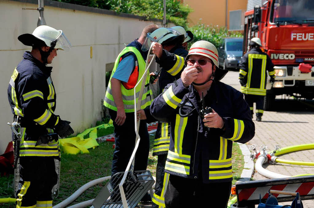 Die Feuerwehr bekämpft den Brand in der Schopfheimer Stadthalle Die Feuerwehr bekämpft den Brand in der Schopfheimer Stadthalle