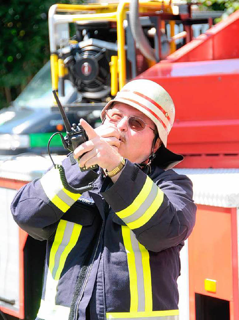Die Feuerwehr bekämpft den Brand in der Schopfheimer Stadthalle Die Feuerwehr bekämpft den Brand in der Schopfheimer Stadthalle