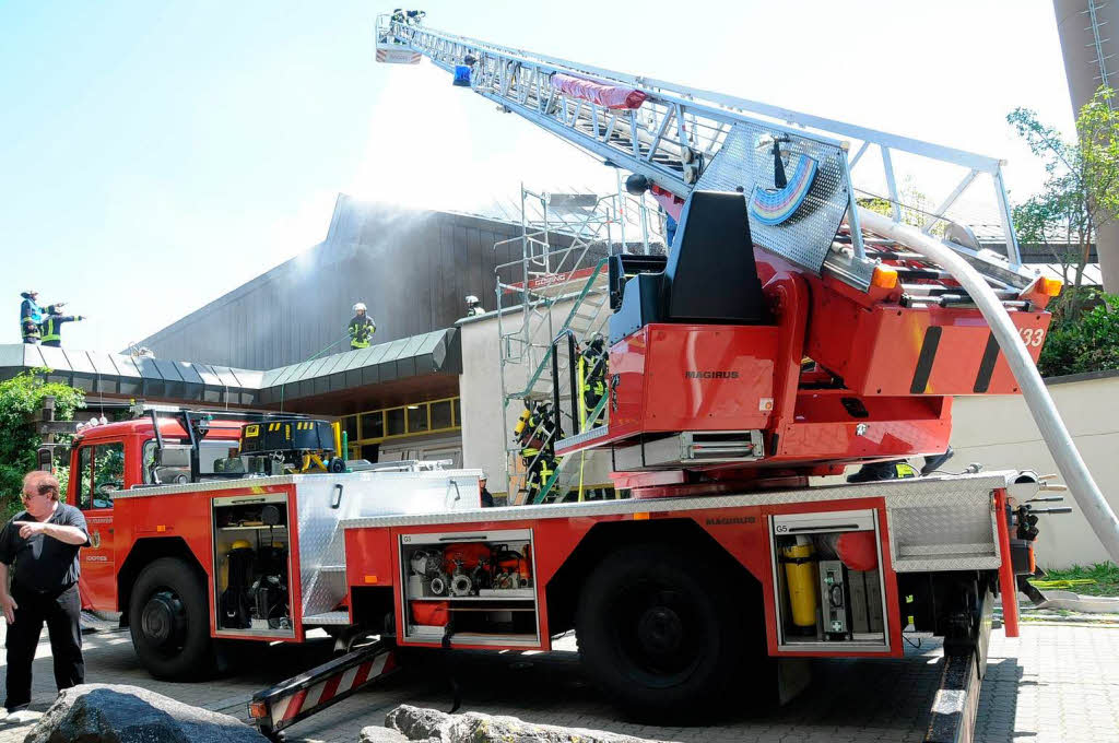 Die Feuerwehr bekämpft den Brand in der Schopfheimer Stadthalle Die Feuerwehr bekämpft den Brand in der Schopfheimer Stadthalle