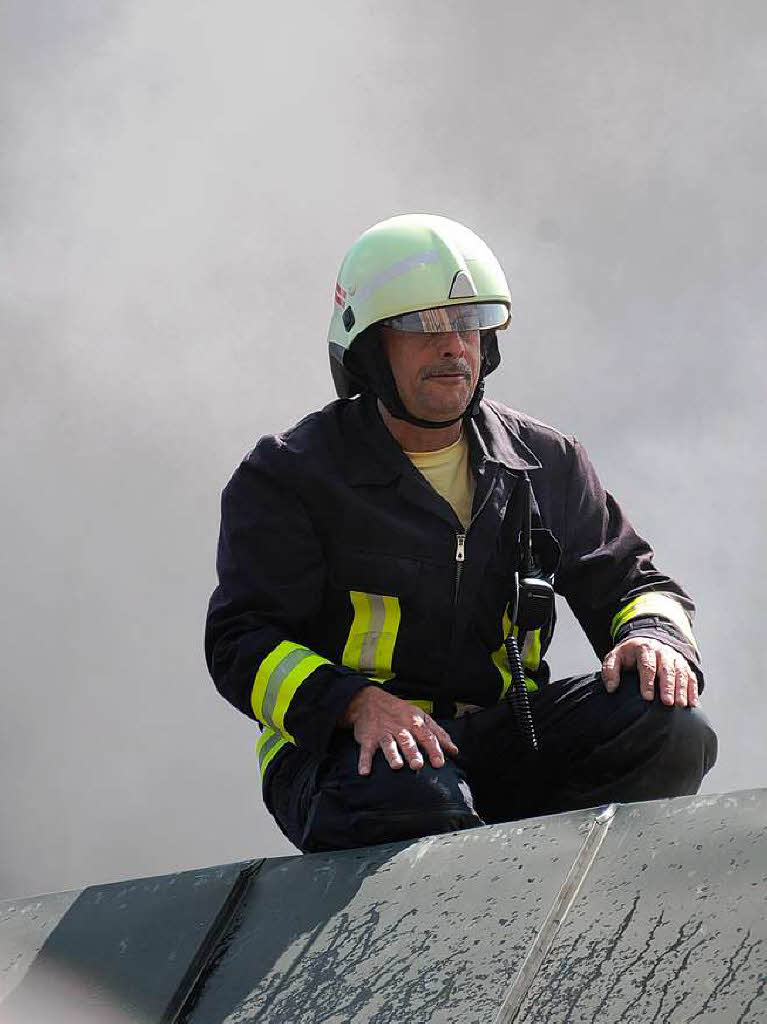 Die Feuerwehr bekämpft den Brand in der Schopfheimer Stadthalle Die Feuerwehr bekämpft den Brand in der Schopfheimer Stadthalle