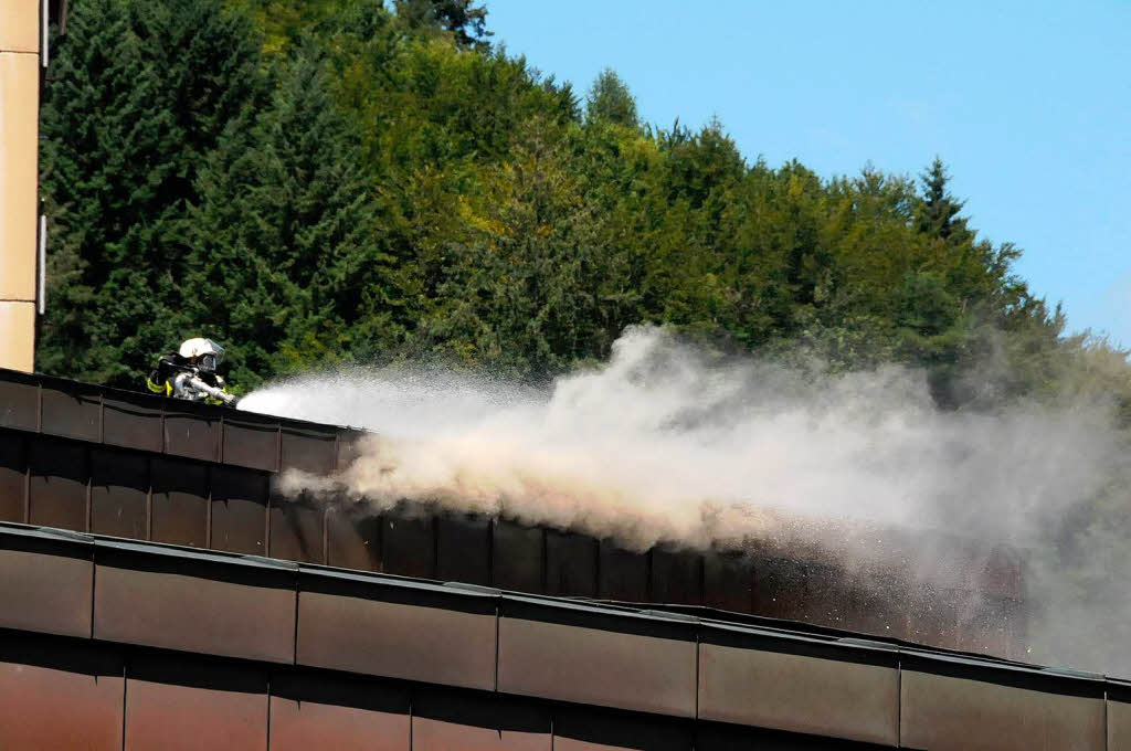 Die Feuerwehr bekämpft den Brand in der Schopfheimer Stadthalle Die Feuerwehr bekämpft den Brand in der Schopfheimer Stadthalle