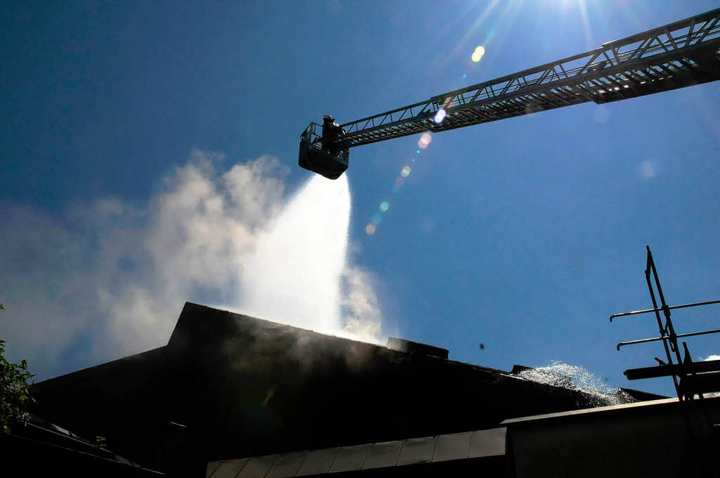 Die Feuerwehr bekämpft den Brand in der Schopfheimer Stadthalle Die Feuerwehr bekämpft den Brand in der Schopfheimer Stadthalle