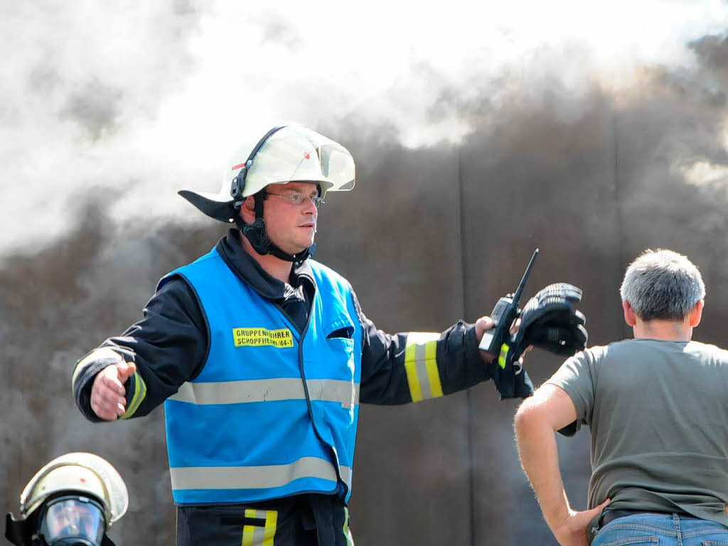 Die Feuerwehr bekämpft den Brand in der Schopfheimer Stadthalle Die Feuerwehr bekämpft den Brand in der Schopfheimer Stadthalle
