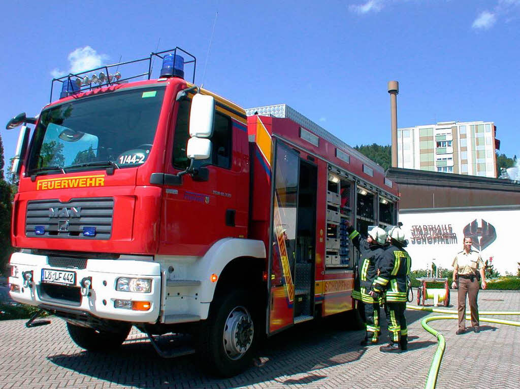 Die Feuerwehr bekämpft den Brand in der Schopfheimer Stadthalle Die Feuerwehr bekämpft den Brand in der Schopfheimer Stadthalle
