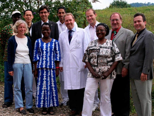 Agnes Ahono mit den Menschen, die ihr ...Dr. Tilman Schottler, Asuna Schneider.  | Foto: Ortenau Klinikum