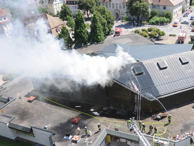 Beiender Rauch legt sich ber die Sch...Stadthalle ist ein Feuer ausgebrochen.  | Foto: Robert Bergmann