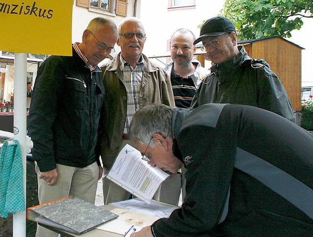 Gegen die Neustrukturierung der Seelso...mmelten die Seelbacher Unterschriften.  | Foto: Heidi Foessel