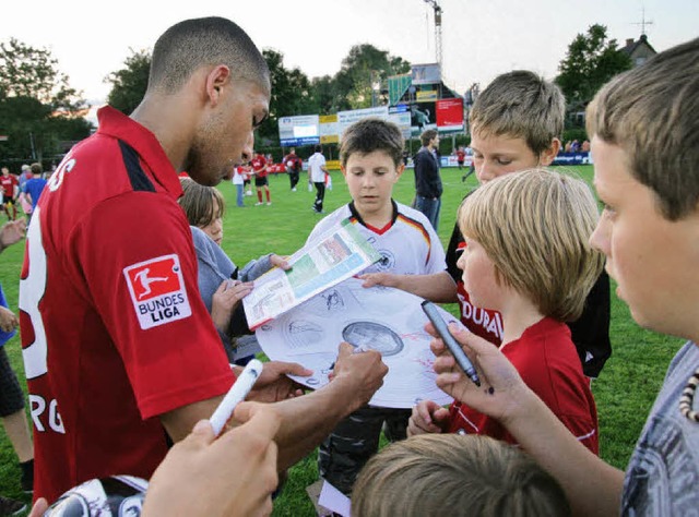 Die Bundesliga-Profis vom SC Freiburg ...vielen jungen Autogrammjgern umringt.  | Foto: Hagen Schnherr