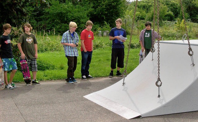 Die Skater nehmen die neuen Gerte in Augenschein.  | Foto: Stadt Kenzingen