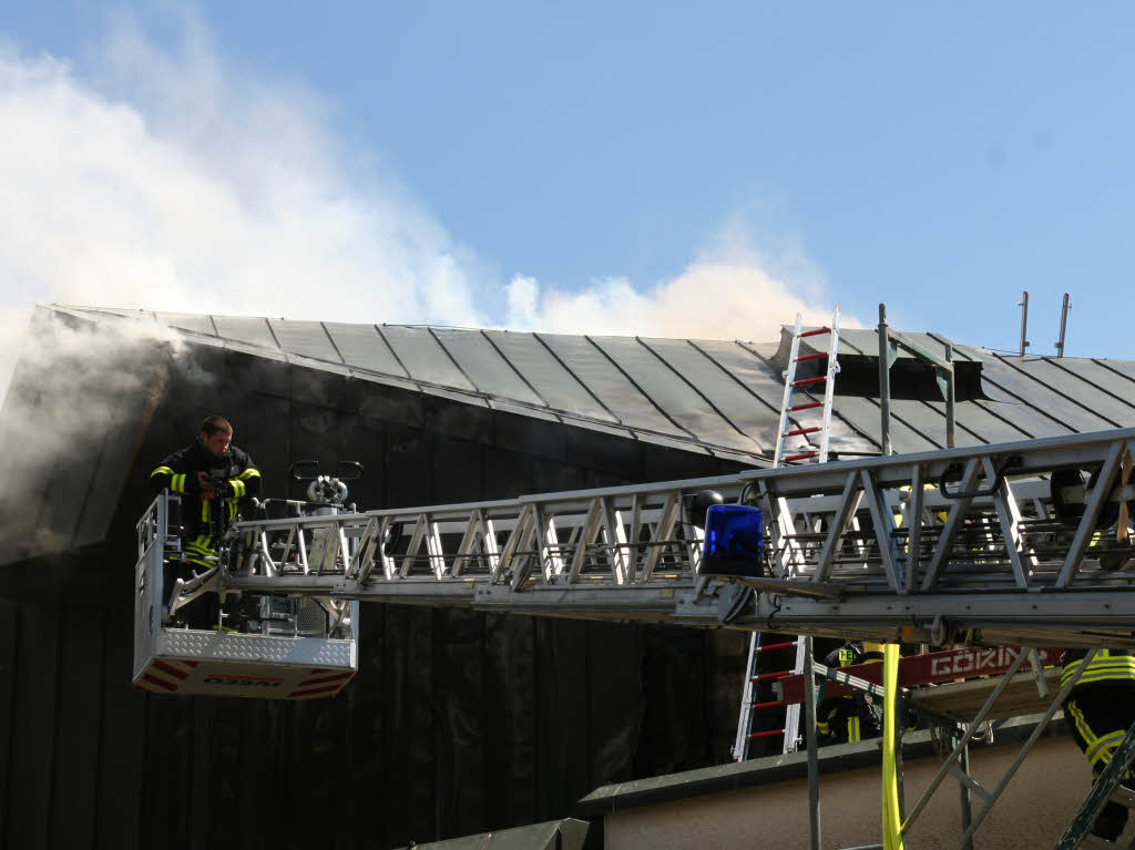 Die Feuerwehr bekämpft den Brand in der Schopfheimer Stadthalle Die Feuerwehr bekämpft den Brand in der Schopfheimer Stadthalle