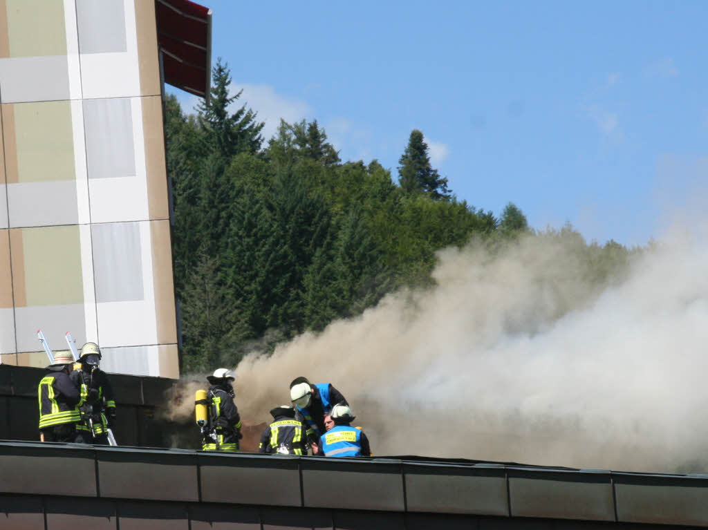 Die Feuerwehr bekämpft den Brand in der Schopfheimer Stadthalle Die Feuerwehr bekämpft den Brand in der Schopfheimer Stadthalle