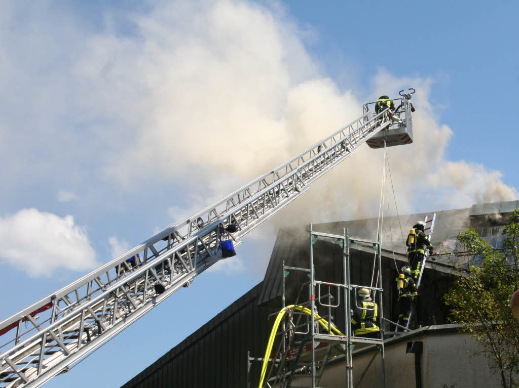 Die Feuerwehr bekämpft den Brand in der Schopfheimer Stadthalle Die Feuerwehr bekämpft den Brand in der Schopfheimer Stadthalle