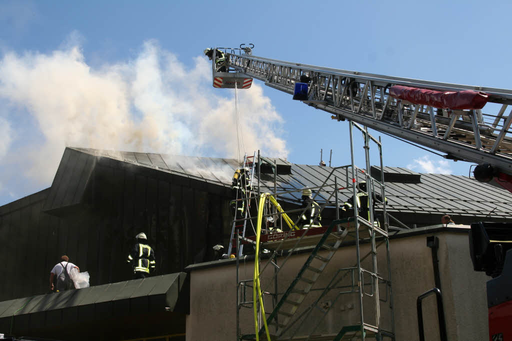 Die Feuerwehr bekämpft den Brand in der Schopfheimer Stadthalle Die Feuerwehr bekämpft den Brand in der Schopfheimer Stadthalle