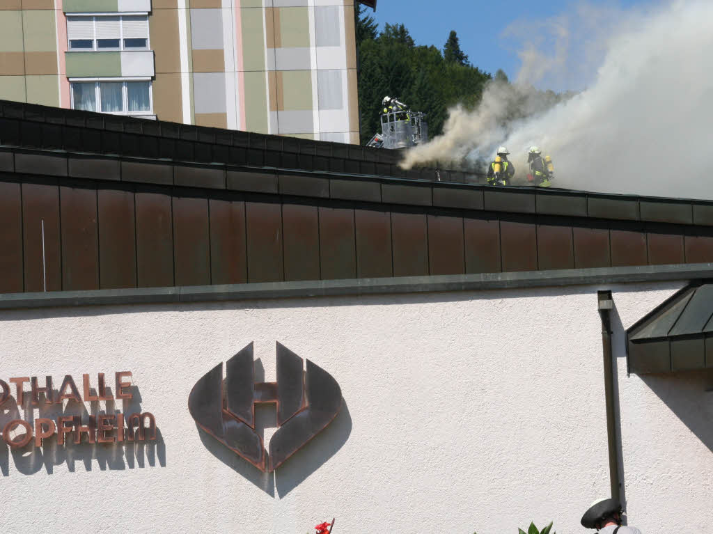 Die Feuerwehr bekämpft den Brand in der Schopfheimer Stadthalle Die Feuerwehr bekämpft den Brand in der Schopfheimer Stadthalle