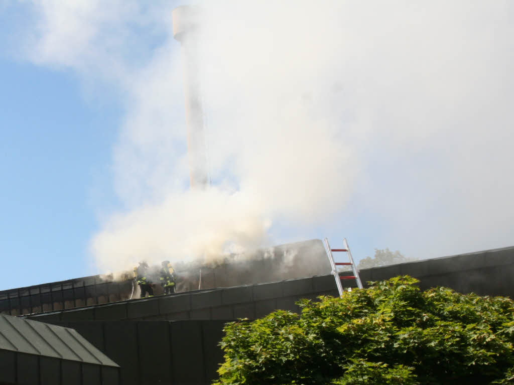 Die Feuerwehr bekämpft den Brand in der Schopfheimer Stadthalle Die Feuerwehr bekämpft den Brand in der Schopfheimer Stadthalle