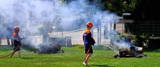 Ferienspielaktion bei der Endinger Feu... Kleinbrnde schnell unter Kontrolle.   | Foto: Roland Vitt