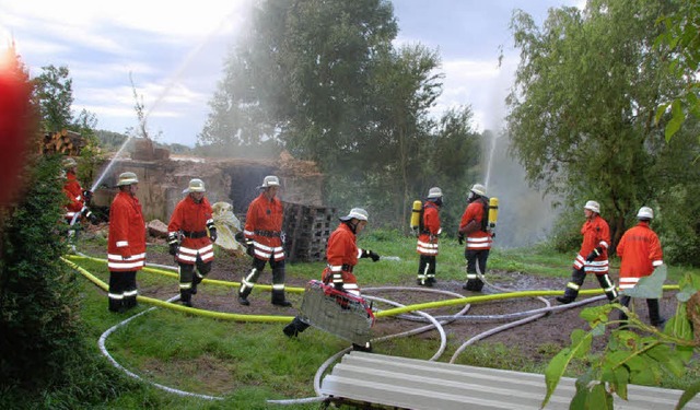 Groeinsatz in Freiamt: Bei dem Landwi...die Feuerwehren aus Freiamt und Sexau.  | Foto: Pia Grttinger