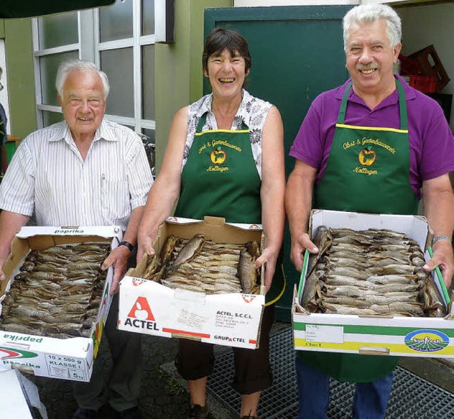 Stolz prsentierten die  Mitglieder de... Sommerfestes: geruchterte Forellen!   | Foto: Claudia Gempp