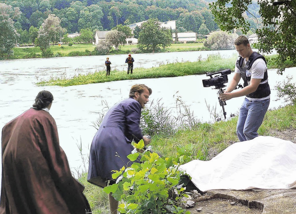 Fluchtszenen am Rhein: Noch sind Grfi...ngs  den Sprung ins Wasser verlangen.   | Foto: Herbst