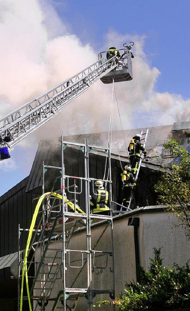 Einen Groeinsatz erforderte  gestern der Hallenbrand.  | Foto: MJ