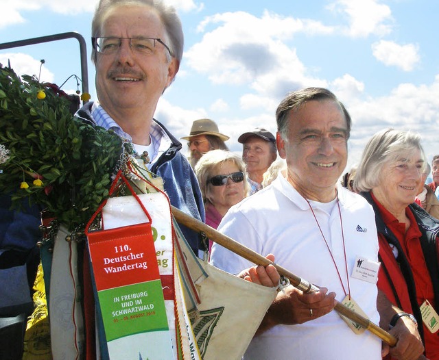 bergabe des Wandertagswimpels an  Br... der Wimpelwandergruppe aus Willingen.  | Foto: Liane Schilling