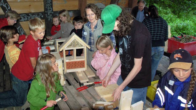 Kinder bastelten in Vrstetten ein Haus fr Wildbienen und andere Insekten.   | Foto: Grttinger