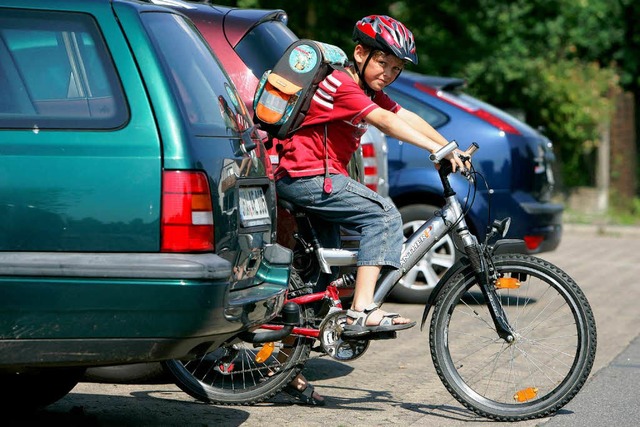 Sicher zur Schule &#8211; mit Helm.  | Foto: dpa