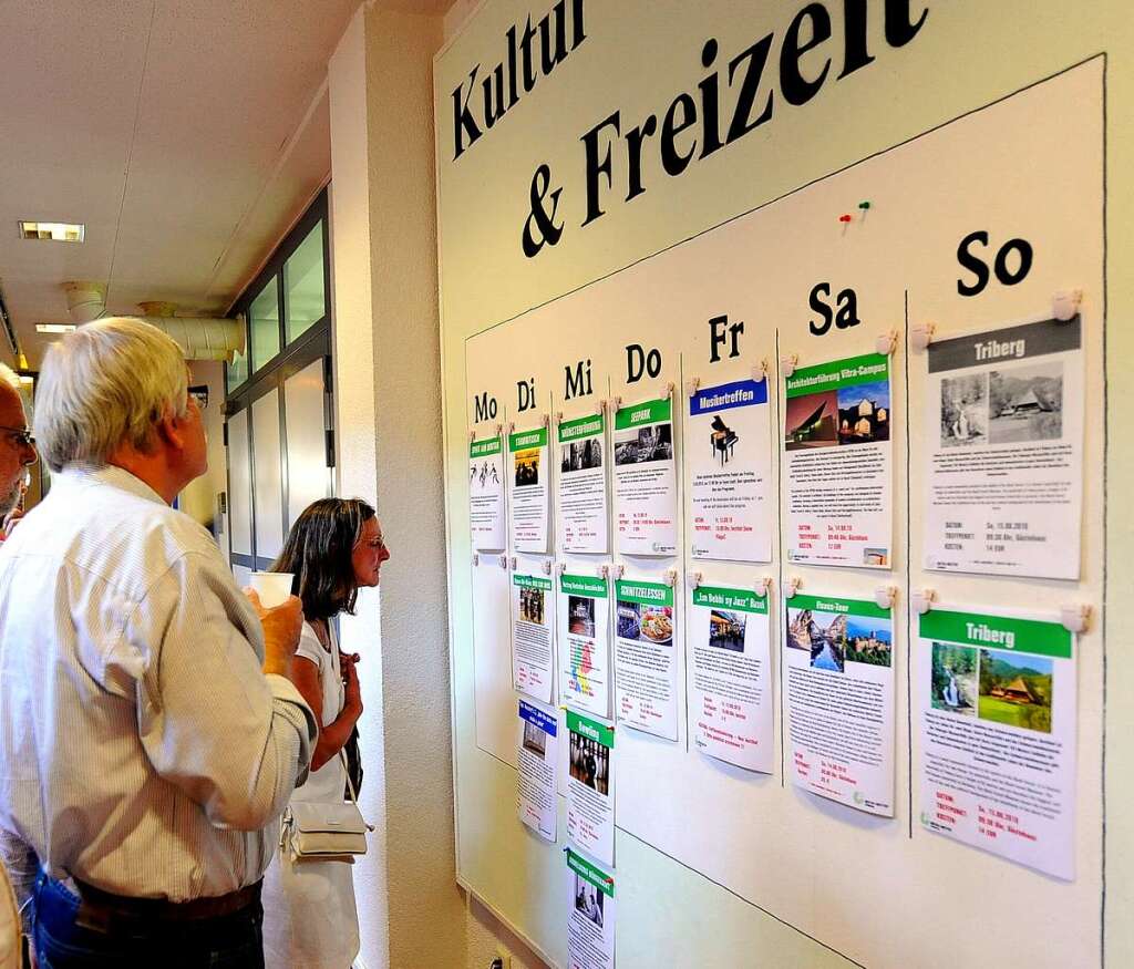 BZ-Leserinnen und Leser informieren sich im Freiburger Goethe-Institut und kommen auch mit Sprachschlern ins Gesprch.