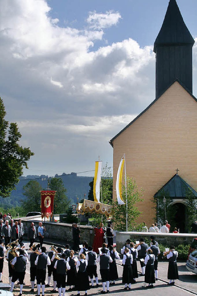 Strahlender Sonnenschein umrahmte die ...n rund um die  St. Laurentius Kirche.   | Foto: Denz