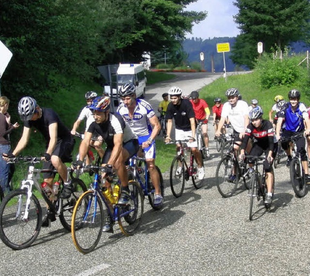 Sportliche Schler und Lehrer des Beru...ie Pedale, um den Kandel zu bezwingen.  | Foto: Simon Melnyk