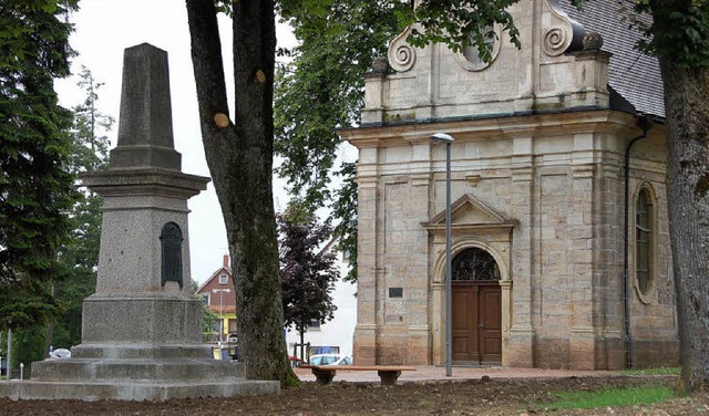 Auf neuem Fundament steht nun das Kriegerdenkmal im Stadtgarten.   | Foto: juliane khnemund