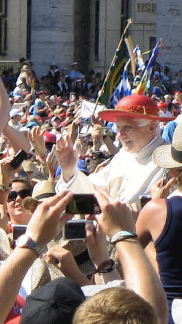 Papst Benedikt bekamen die Minsitrante...jeder sein eigenes Foto von Benedetto.  | Foto: Ministranten