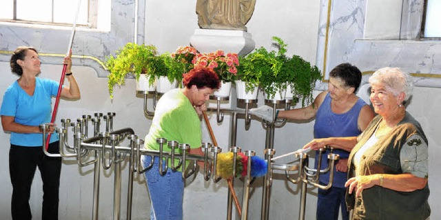 Fr eine blitzblanke Kirche im Einsatz...n haben sichtlich Spa an der Arbeit.   | Foto: axel fleig